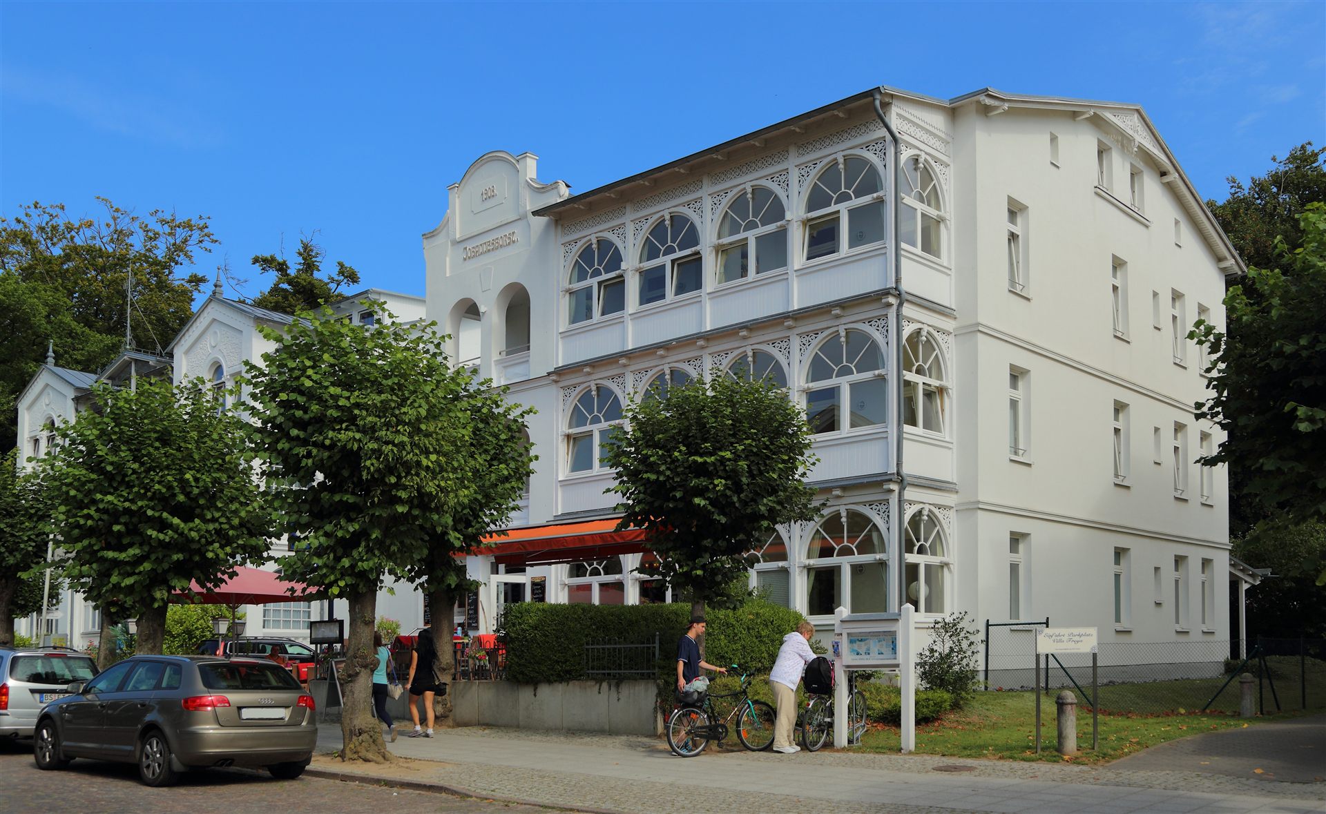 Weiße Bäderarchitektur-Pension an der Wilhelmstraße in Sellin