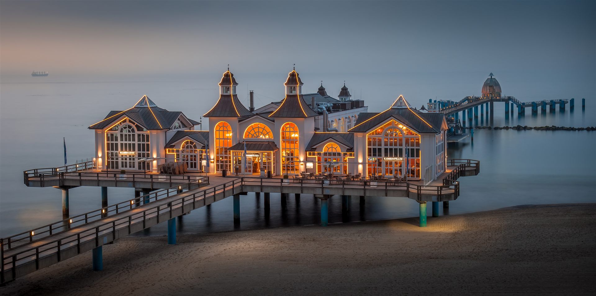 Ruhiger Sonnenuntergang über der Ostsee