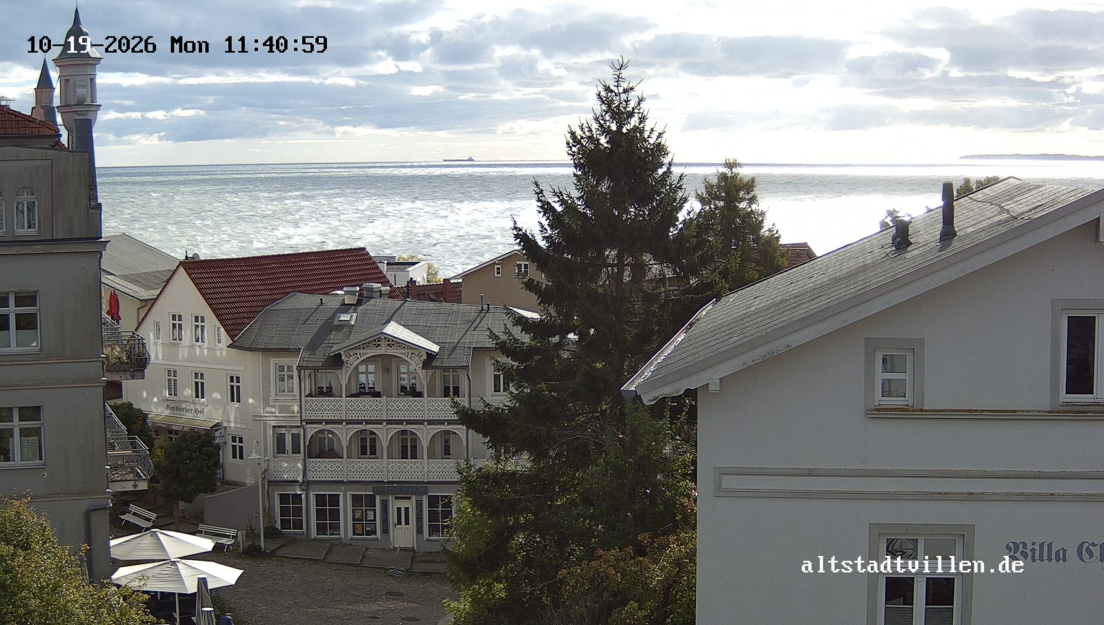 Live-Bild Webcam Sassnitz — Altstadt: Blick über die Altstadt von Sassnitz auf die Ostsee, aufgenommen vom Balkon einer Ferienwohnung der Altstadtvillen.